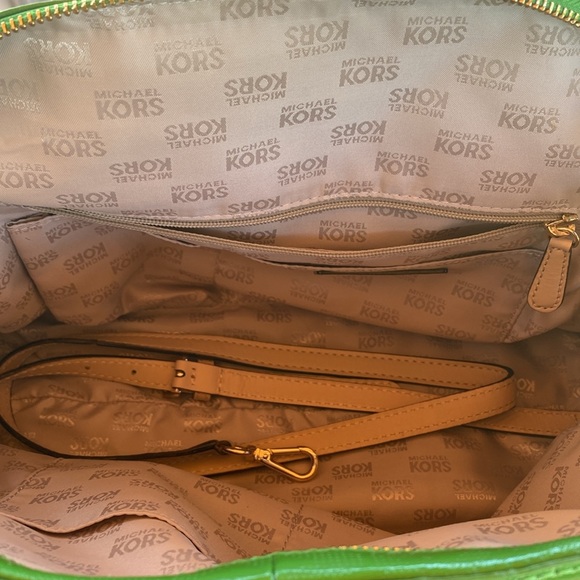 Michael Kors Kelly Green patent leather - Picture 3 of 4